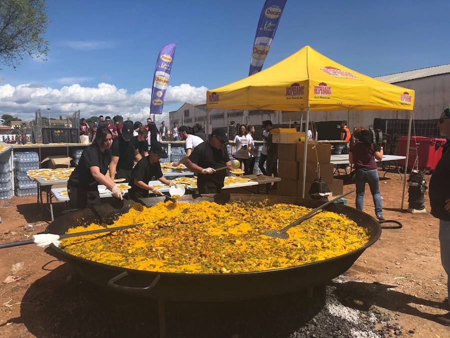 Los estudiantes han llenado el recinto del festival de paellas que se ha celebrado este viernes en Moncada con un amplio dispositivo de seguridad y transporte publico preparado para la ocasión. La puertas se han abierto a las 10 horas y una hora después empezaban los espectáculos musicales mientras se cocinaban 24.000 raciones de paella para los asistentes. Centenares de estudiantes han llegando al epicentro de la fiesta fundamentalmente en metro ya que Metrovalencia había preparado un dispositivo especial para cubrir un evento que hoy dobla el censo de la localidad de l'Horta.