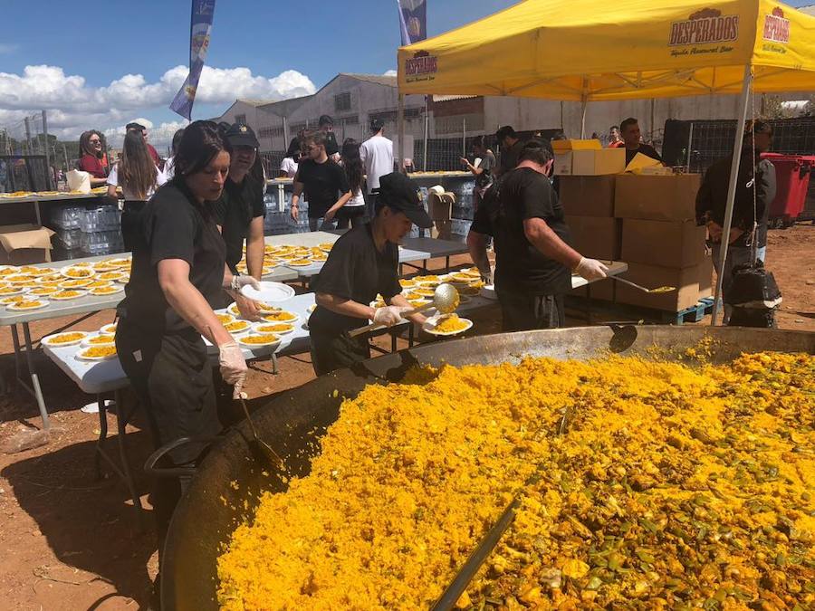 Los estudiantes han llenado el recinto del festival de paellas que se ha celebrado este viernes en Moncada con un amplio dispositivo de seguridad y transporte publico preparado para la ocasión. La puertas se han abierto a las 10 horas y una hora después empezaban los espectáculos musicales mientras se cocinaban 24.000 raciones de paella para los asistentes. Centenares de estudiantes han llegando al epicentro de la fiesta fundamentalmente en metro ya que Metrovalencia había preparado un dispositivo especial para cubrir un evento que hoy dobla el censo de la localidad de l'Horta.