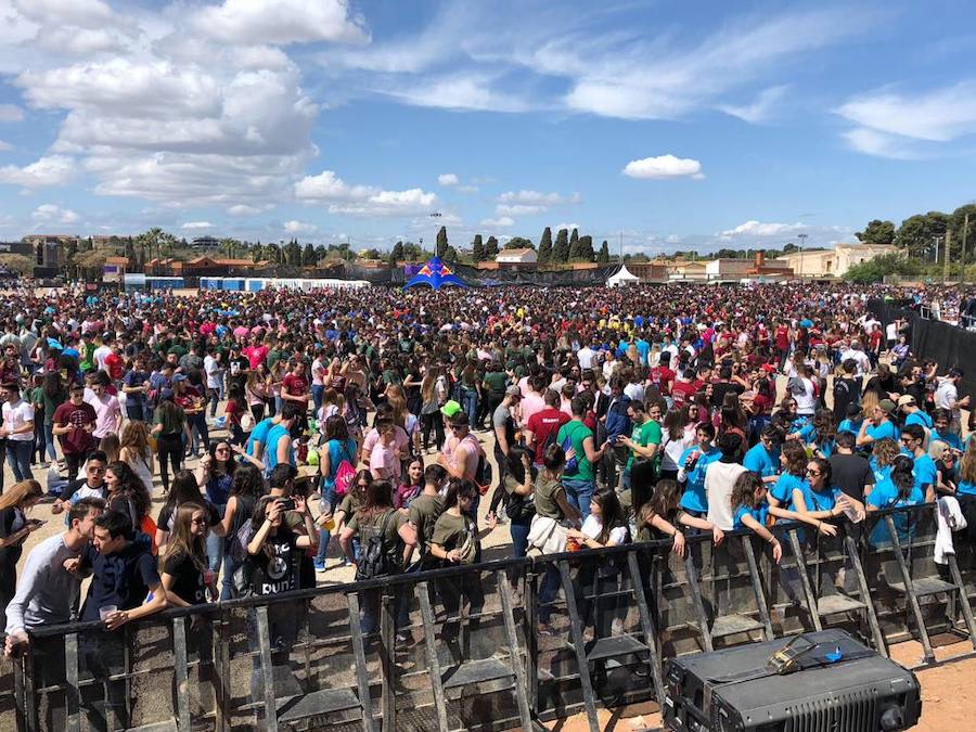 Los estudiantes han llenado el recinto del festival de paellas que se ha celebrado este viernes en Moncada con un amplio dispositivo de seguridad y transporte publico preparado para la ocasión. La puertas se han abierto a las 10 horas y una hora después empezaban los espectáculos musicales mientras se cocinaban 24.000 raciones de paella para los asistentes. Centenares de estudiantes han llegando al epicentro de la fiesta fundamentalmente en metro ya que Metrovalencia había preparado un dispositivo especial para cubrir un evento que hoy dobla el censo de la localidad de l'Horta.