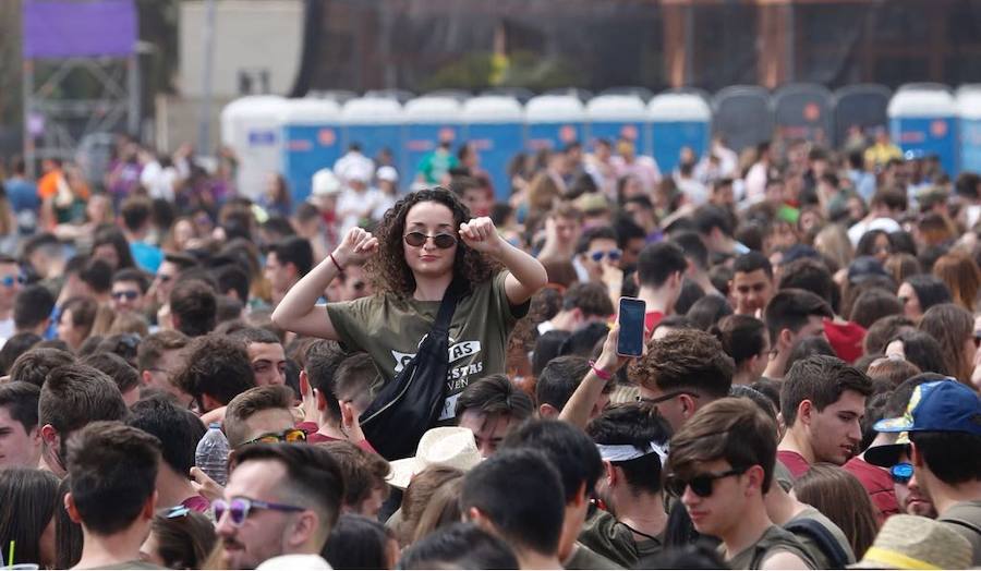 Los estudiantes han llenado el recinto del festival de paellas que se ha celebrado este viernes en Moncada con un amplio dispositivo de seguridad y transporte publico preparado para la ocasión. La puertas se han abierto a las 10 horas y una hora después empezaban los espectáculos musicales mientras se cocinaban 24.000 raciones de paella para los asistentes. Centenares de estudiantes han llegando al epicentro de la fiesta fundamentalmente en metro ya que Metrovalencia había preparado un dispositivo especial para cubrir un evento que hoy dobla el censo de la localidad de l'Horta.