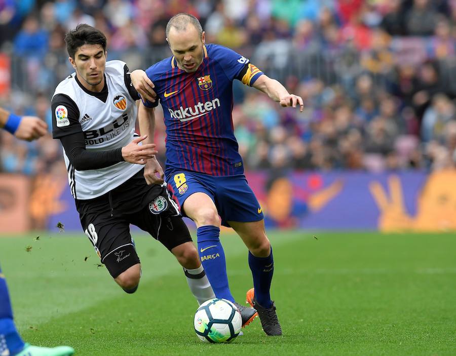 El Barça ganó 2-1 en el Camp Nou a un Valencia que vio portería gracias a un penalti en el 86'. El FC Barcelona, más líder, a falta de 6 jornadas. 