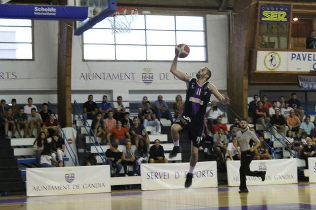 Un jugador del Hispagan Gandia Bàsquet en un encuentro de esta temporada. 