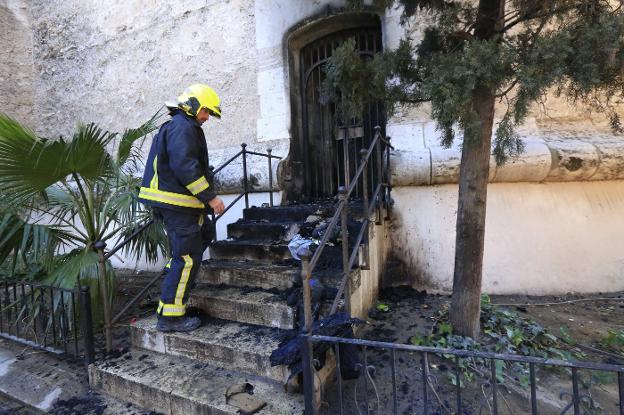 Un bombero en la extinción de un incendio en las torres de Quart el pasado 5 de enero. 