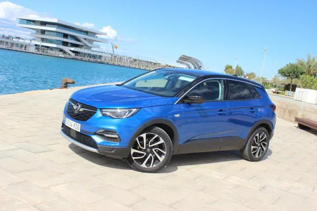 La luz del Mediterráneo se refleja en el Opel Grandland X. 