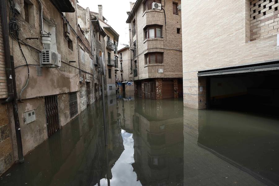 El Ebro ha provocado grandes problemas en municipios de la ribera de Navarra y Aragón. El río se ha desbordado en varios puntos anegados zonas declaradas de 'acción urgente'. Los niveles registrado han sido muy similares a los de 2015 e incluso en la capital aragonesa se han llevado a cabo cortes de tráfico dados los primeros desbordamientos del Ebro. La ministra de Agricultura, Isabel García Tejerina, ha visitado las zonas más afectadas sobre las que se rebaja la angustia en los próximos días pero que puede volver ante la previsión de lluvias de cara al fin de semana siguiente.