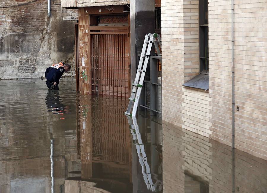 El Ebro ha provocado grandes problemas en municipios de la ribera de Navarra y Aragón. El río se ha desbordado en varios puntos anegados zonas declaradas de 'acción urgente'. Los niveles registrado han sido muy similares a los de 2015 e incluso en la capital aragonesa se han llevado a cabo cortes de tráfico dados los primeros desbordamientos del Ebro. La ministra de Agricultura, Isabel García Tejerina, ha visitado las zonas más afectadas sobre las que se rebaja la angustia en los próximos días pero que puede volver ante la previsión de lluvias de cara al fin de semana siguiente.