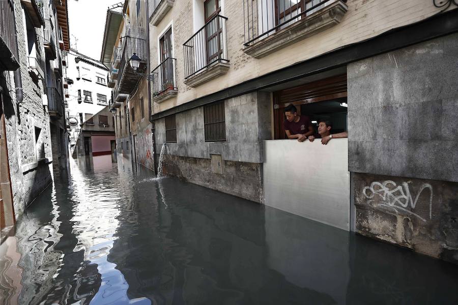 El Ebro ha provocado grandes problemas en municipios de la ribera de Navarra y Aragón. El río se ha desbordado en varios puntos anegados zonas declaradas de 'acción urgente'. Los niveles registrado han sido muy similares a los de 2015 e incluso en la capital aragonesa se han llevado a cabo cortes de tráfico dados los primeros desbordamientos del Ebro. La ministra de Agricultura, Isabel García Tejerina, ha visitado las zonas más afectadas sobre las que se rebaja la angustia en los próximos días pero que puede volver ante la previsión de lluvias de cara al fin de semana siguiente.