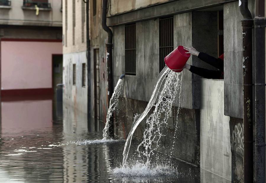 El Ebro ha provocado grandes problemas en municipios de la ribera de Navarra y Aragón. El río se ha desbordado en varios puntos anegados zonas declaradas de 'acción urgente'. Los niveles registrado han sido muy similares a los de 2015 e incluso en la capital aragonesa se han llevado a cabo cortes de tráfico dados los primeros desbordamientos del Ebro. La ministra de Agricultura, Isabel García Tejerina, ha visitado las zonas más afectadas sobre las que se rebaja la angustia en los próximos días pero que puede volver ante la previsión de lluvias de cara al fin de semana siguiente.