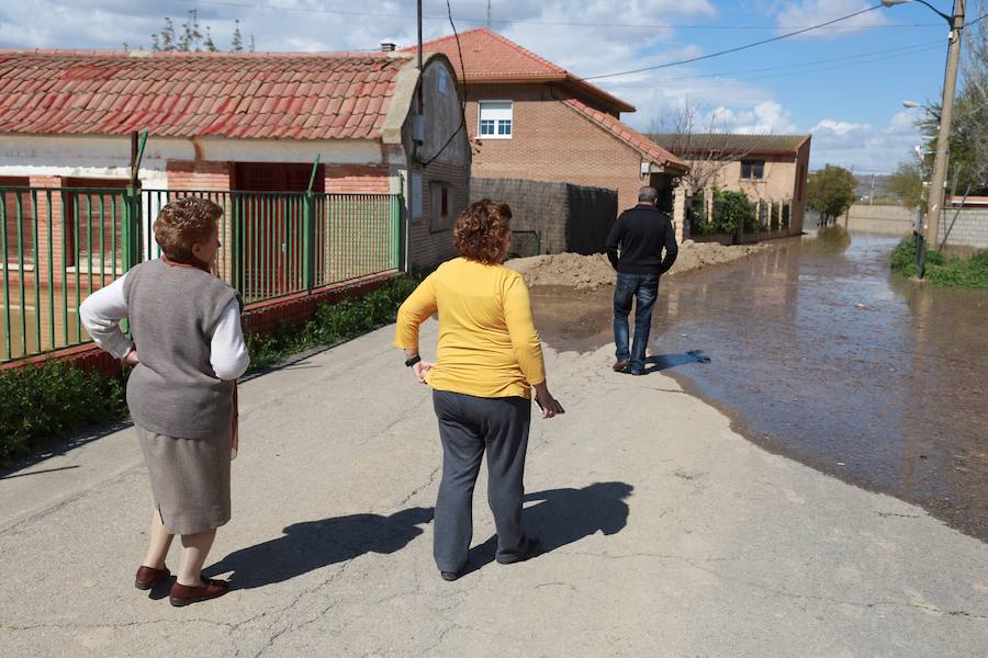 El Ebro ha provocado grandes problemas en municipios de la ribera de Navarra y Aragón. El río se ha desbordado en varios puntos anegados zonas declaradas de 'acción urgente'. Los niveles registrado han sido muy similares a los de 2015 e incluso en la capital aragonesa se han llevado a cabo cortes de tráfico dados los primeros desbordamientos del Ebro. La ministra de Agricultura, Isabel García Tejerina, ha visitado las zonas más afectadas sobre las que se rebaja la angustia en los próximos días pero que puede volver ante la previsión de lluvias de cara al fin de semana siguiente.