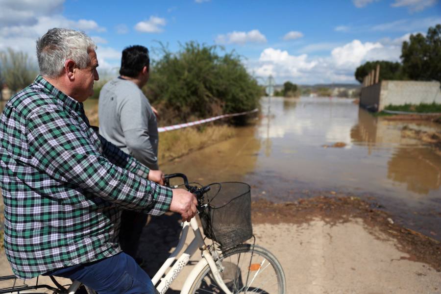 El Ebro ha provocado grandes problemas en municipios de la ribera de Navarra y Aragón. El río se ha desbordado en varios puntos anegados zonas declaradas de 'acción urgente'. Los niveles registrado han sido muy similares a los de 2015 e incluso en la capital aragonesa se han llevado a cabo cortes de tráfico dados los primeros desbordamientos del Ebro. La ministra de Agricultura, Isabel García Tejerina, ha visitado las zonas más afectadas sobre las que se rebaja la angustia en los próximos días pero que puede volver ante la previsión de lluvias de cara al fin de semana siguiente.