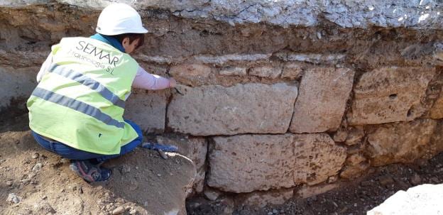Un tramo de las piedras de origen romano encontradas en las obras junto al viejo cauce. 