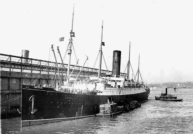 19 de abril de 1912. El 'Carpathia' reposa en el muelle 54 del puerto de Nueva York, un día después de atracar con los 706 supervivientes del malogrado 'Titanic' a bordo. 