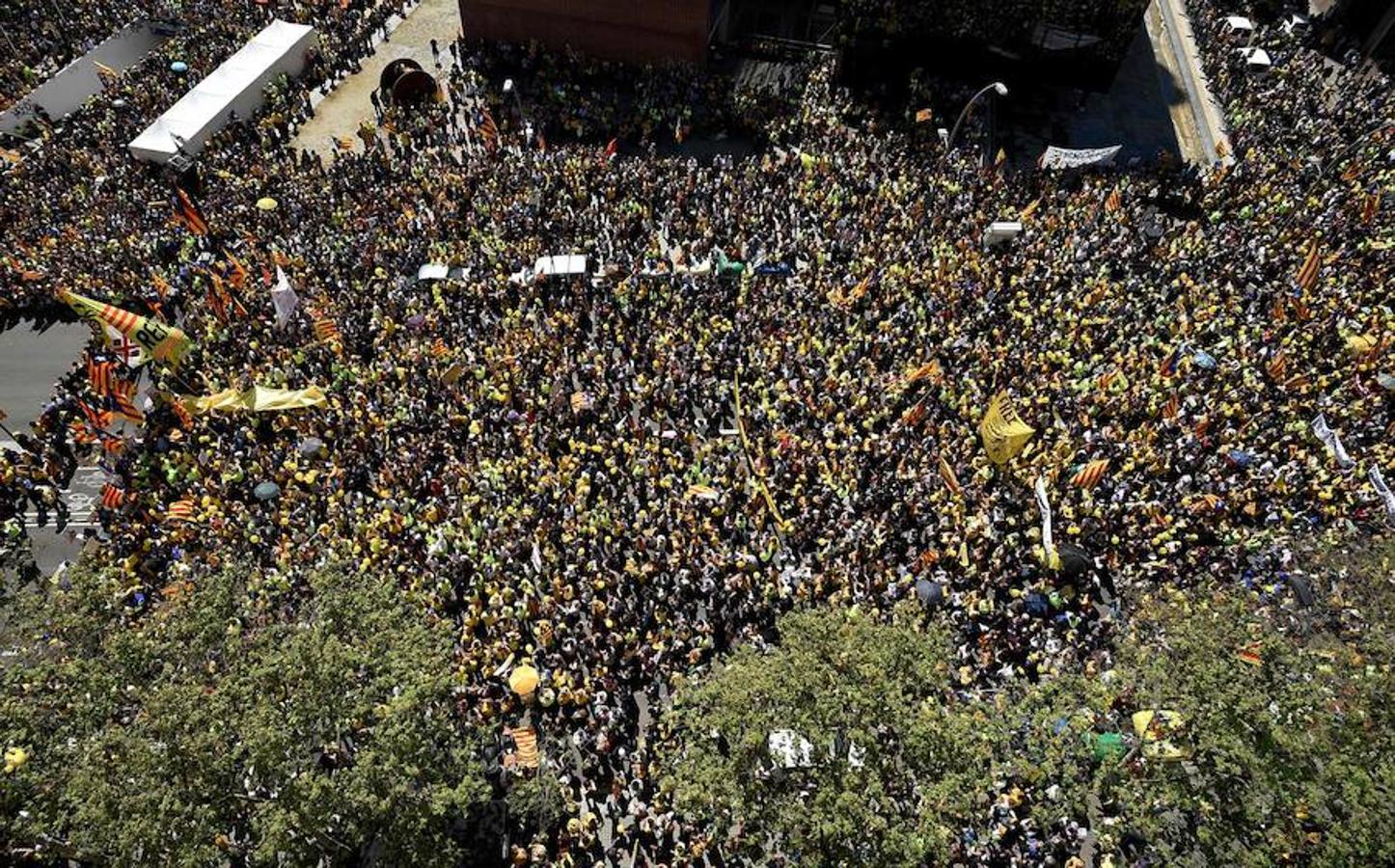 Miles de personas se manifiestan en Barcelona por los presos soberanistas.