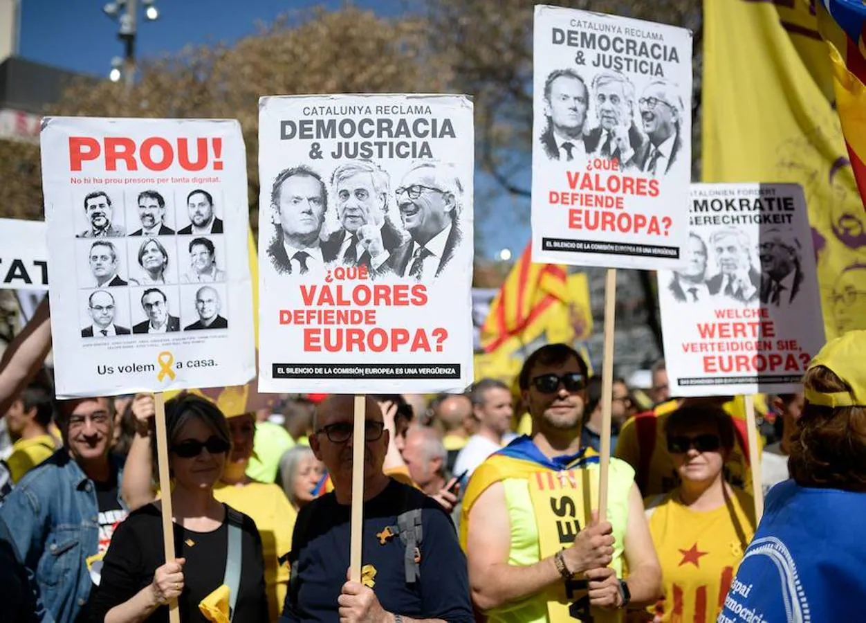 Miles de personas se manifiestan en Barcelona por los presos soberanistas.