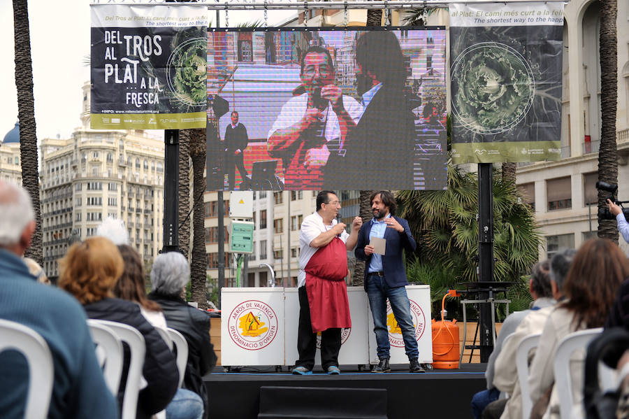 La Plaza del Ayuntamiento de Valencia se ha llenado de fogones durante este domingo en la tercera celebración del Tastarròs, una jornada gastronómica y festiva en torno al arroz que el año pasado congregó a 15.000 visitantes. Hasta un total de 22 prestigiosos restaurantes, presentes en esta iniciativa organizada por la D.O. Arroz de Valencia.