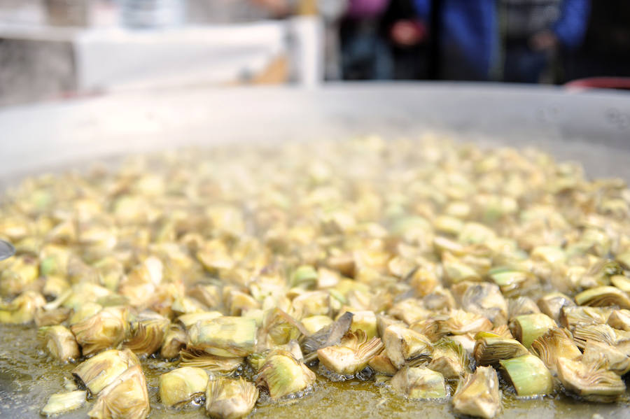 La Plaza del Ayuntamiento de Valencia se ha llenado de fogones durante este domingo en la tercera celebración del Tastarròs, una jornada gastronómica y festiva en torno al arroz que el año pasado congregó a 15.000 visitantes. Hasta un total de 22 prestigiosos restaurantes, presentes en esta iniciativa organizada por la D.O. Arroz de Valencia.