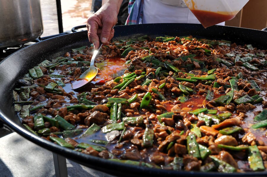 La Plaza del Ayuntamiento de Valencia se ha llenado de fogones durante este domingo en la tercera celebración del Tastarròs, una jornada gastronómica y festiva en torno al arroz que el año pasado congregó a 15.000 visitantes. Hasta un total de 22 prestigiosos restaurantes, presentes en esta iniciativa organizada por la D.O. Arroz de Valencia.