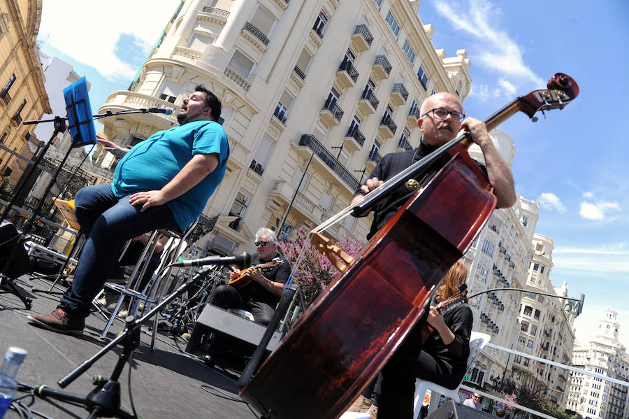 La Plaza del Ayuntamiento de Valencia se ha llenado de fogones durante este domingo en la tercera celebración del Tastarròs, una jornada gastronómica y festiva en torno al arroz que el año pasado congregó a 15.000 visitantes. Hasta un total de 22 prestigiosos restaurantes, presentes en esta iniciativa organizada por la D.O. Arroz de Valencia.