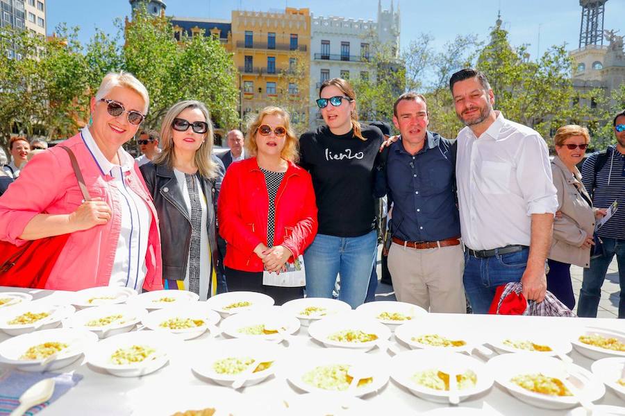 La Plaza del Ayuntamiento de Valencia se ha llenado de fogones durante este domingo en la tercera celebración del Tastarròs, una jornada gastronómica y festiva en torno al arroz que el año pasado congregó a 15.000 visitantes. Hasta un total de 22 prestigiosos restaurantes, presentes en esta iniciativa organizada por la D.O. Arroz de Valencia.