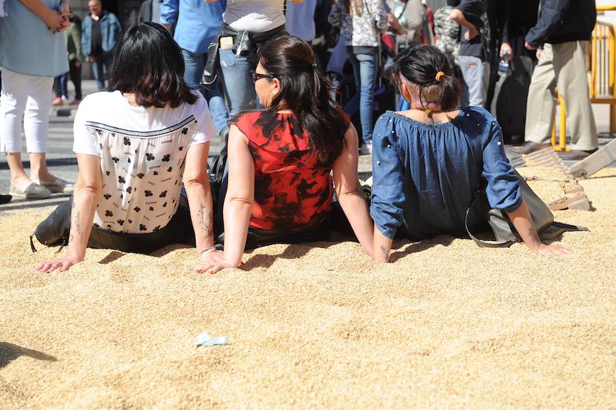 La Plaza del Ayuntamiento de Valencia se ha llenado de fogones durante este domingo en la tercera celebración del Tastarròs, una jornada gastronómica y festiva en torno al arroz que el año pasado congregó a 15.000 visitantes. Hasta un total de 22 prestigiosos restaurantes, presentes en esta iniciativa organizada por la D.O. Arroz de Valencia.