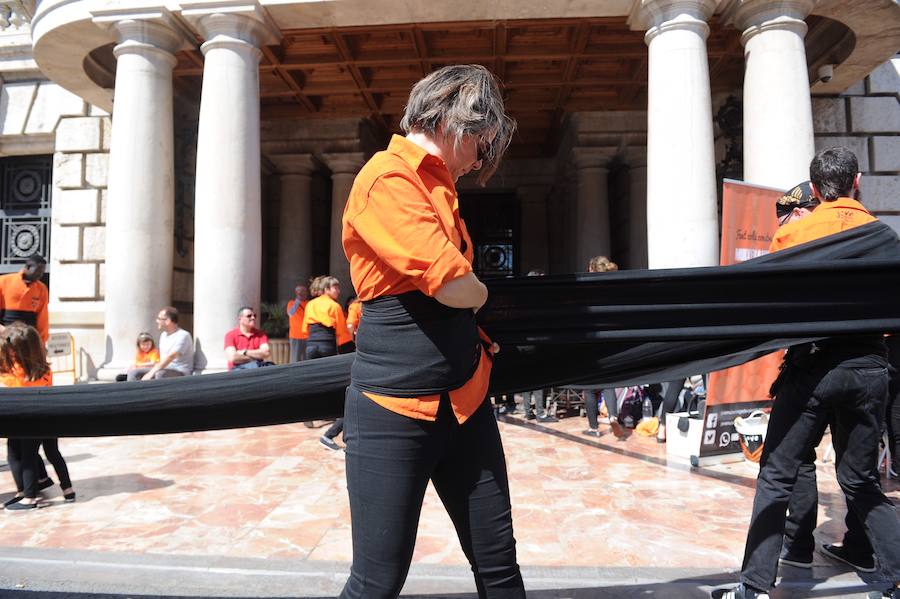 La Plaza del Ayuntamiento de Valencia se ha llenado de fogones durante este domingo en la tercera celebración del Tastarròs, una jornada gastronómica y festiva en torno al arroz que el año pasado congregó a 15.000 visitantes. Hasta un total de 22 prestigiosos restaurantes, presentes en esta iniciativa organizada por la D.O. Arroz de Valencia.