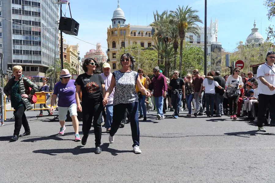 La Plaza del Ayuntamiento de Valencia se ha llenado de fogones durante este domingo en la tercera celebración del Tastarròs, una jornada gastronómica y festiva en torno al arroz que el año pasado congregó a 15.000 visitantes. Hasta un total de 22 prestigiosos restaurantes, presentes en esta iniciativa organizada por la D.O. Arroz de Valencia.