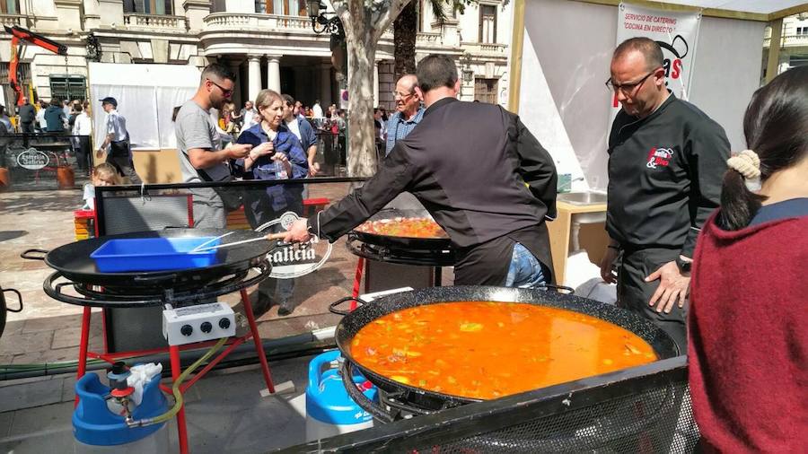 La Plaza del Ayuntamiento de Valencia se ha llenado de fogones durante este domingo en la tercera celebración del Tastarròs, una jornada gastronómica y festiva en torno al arroz que el año pasado congregó a 15.000 visitantes. Hasta un total de 22 prestigiosos restaurantes, presentes en esta iniciativa organizada por la D.O. Arroz de Valencia.