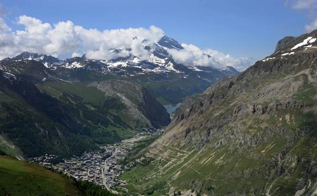 Un turista ebrio asciende 2.400 metros de una montaña en Los Alpes.