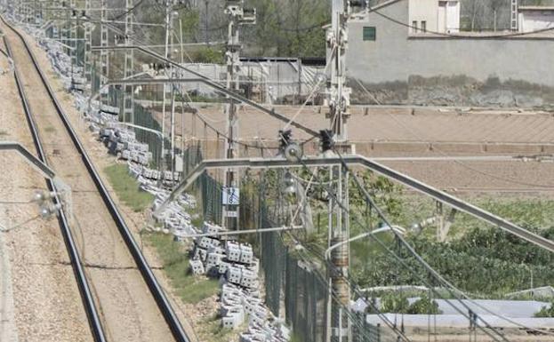 Acopio de traviesas en la zona de Alboraya. 