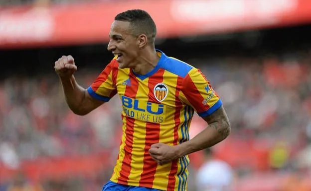 Rodrigo celebra un gol con el Valencia. 