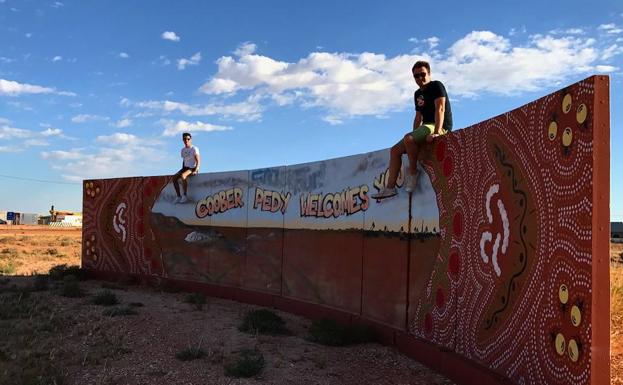 Climent y Serra posan a la entrada de Coober Pedy.