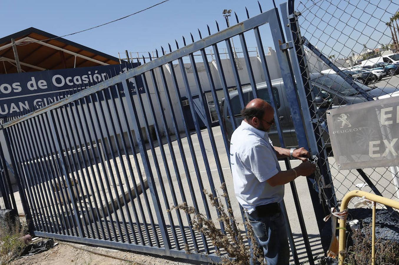 Técnicos del Ayuntamiento de Valencia se han personado este martes en las instalaciones de un concesionario situado junto al paso elevado de Giorgeta para precintar la parte afectada por las obras del Parque Central. Fuentes de la concejalía de Desarrollo Urbano han confirmado que se dejará un acceso que facilite el vaciado de vehículos.