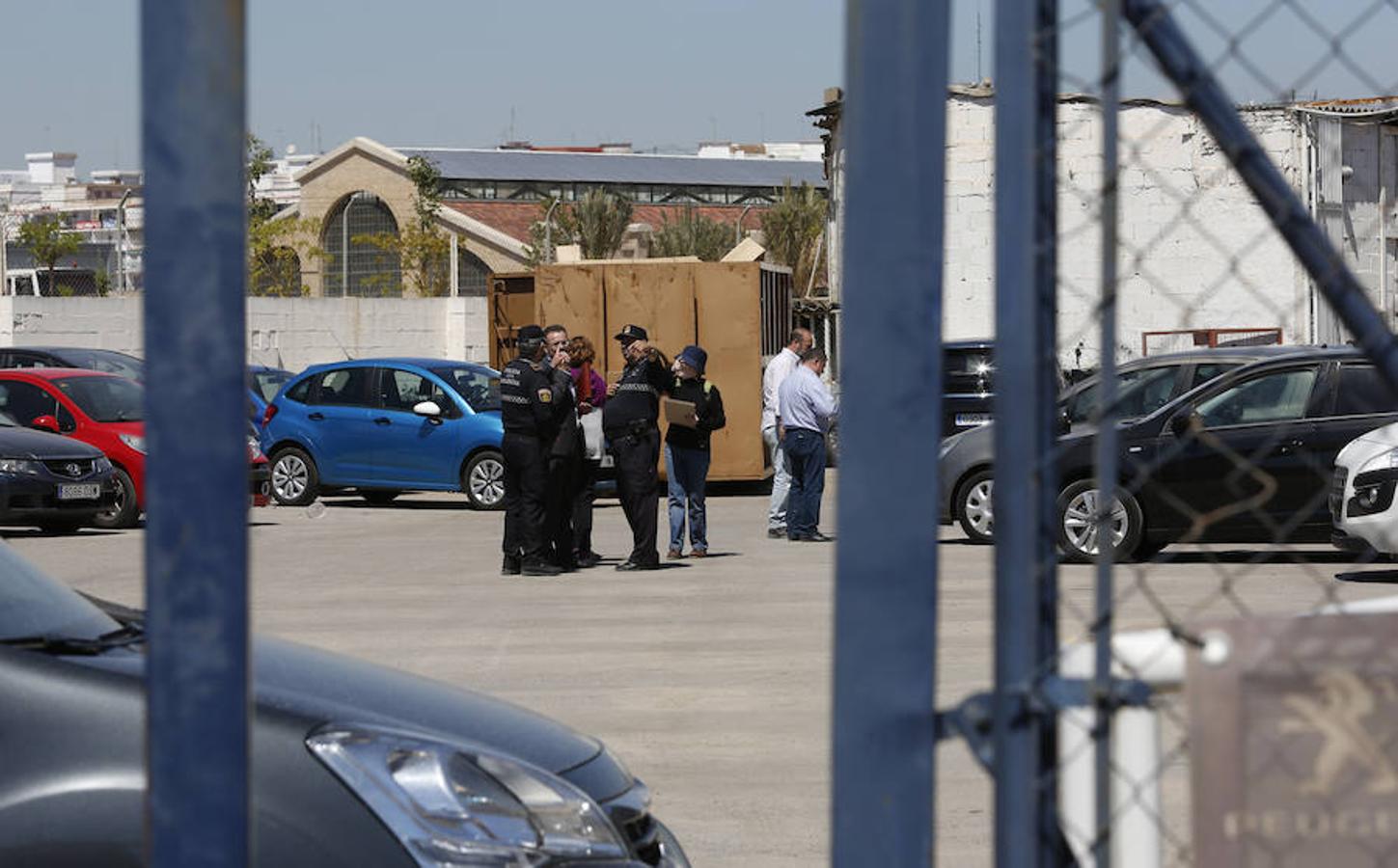 Técnicos del Ayuntamiento de Valencia se han personado este martes en las instalaciones de un concesionario situado junto al paso elevado de Giorgeta para precintar la parte afectada por las obras del Parque Central. Fuentes de la concejalía de Desarrollo Urbano han confirmado que se dejará un acceso que facilite el vaciado de vehículos.