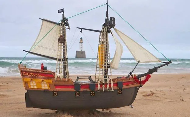 Imagen principal - El barco pirata de Playmobil de dos niños logra cruzar navegando el océano Atlántico