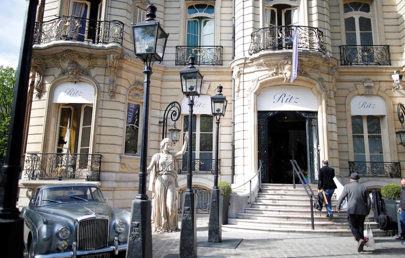 Desde una bañera del siglo XIX hasta unas zapatillas con su insignia, el legendario Ritz de París venderá a partir de este martes (y hasta el próximo 21 de abril) unos 10.000 objetos y muebles que marcaron su historia, en una subasta para fanáticos del glamur. Reabierto a mediados de 2016 después de cuatro años de obras, el hotel, cuya reputación se ha construido a base de albergar clientes de la talla de Ernest Hemingway, Marcel Proust y Coco Chanel, ha decidido desprenderse de buena parte de su antiguo mobiliario. Las estimaciones de la subasta organizada por Artcurial oscilan entre los 100 euros para unos alzapaños o unos plafones, hasta 10.000 euros para un par de monumentales esculturas de ninfas en bronce, que decoraban antaño el vestíbulo.