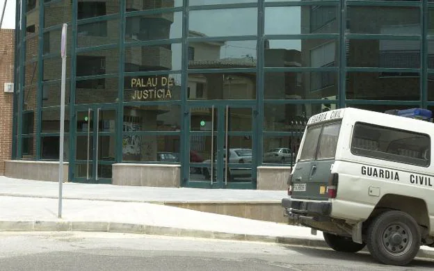 Un vehículo de la Guardia Civil junto al juzgado de Picassent. 