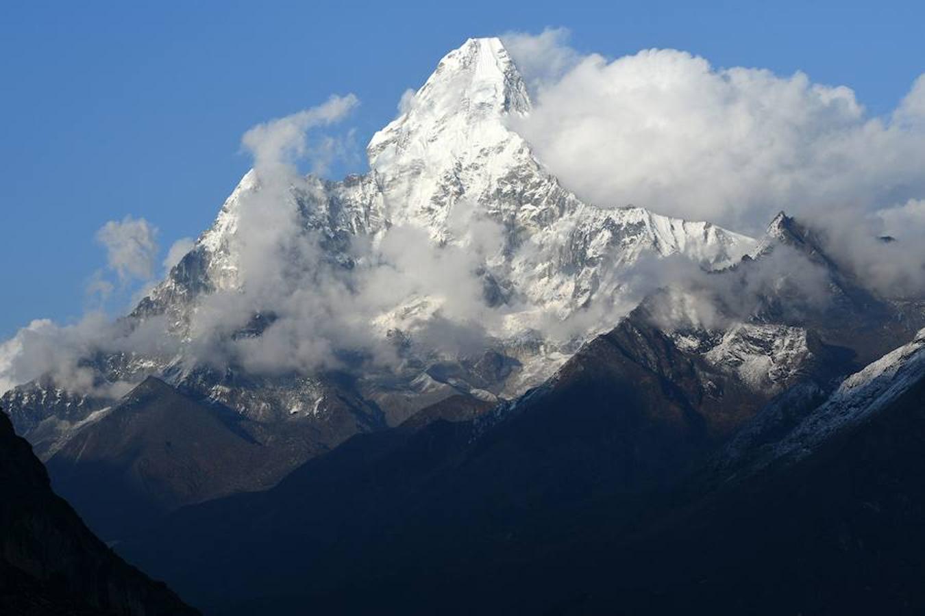 Comienza la temporada de escalada en el Himalaya. La ruta de subida a la cumbre acoge una gran cantidad de turistas que intenta ascender algún tramo del pico más alto del planeta. La imagen que más se repite estos días son grupos de excursionistas pasando por la aldea de Phortse a Pheriche en dirección al Everest.