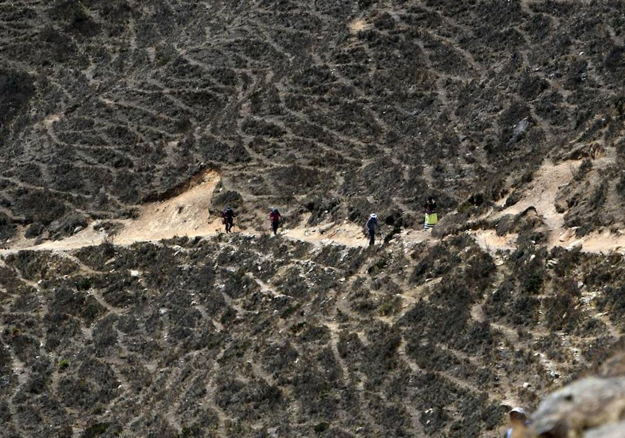 Comienza la temporada de escalada en el Himalaya. La ruta de subida a la cumbre acoge una gran cantidad de turistas que intenta ascender algún tramo del pico más alto del planeta. La imagen que más se repite estos días son grupos de excursionistas pasando por la aldea de Phortse a Pheriche en dirección al Everest.