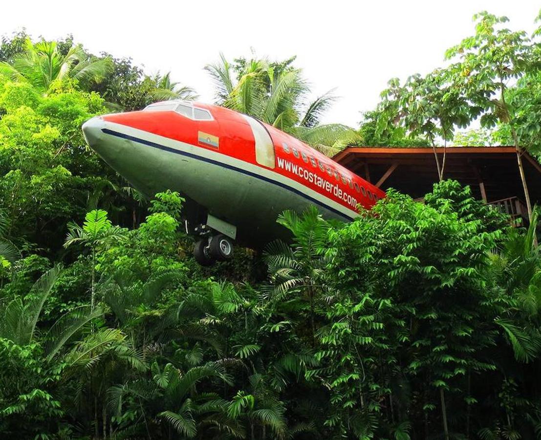 Hotel Costa Verde. Este peculiar hotel cuenta con dos recámaras exclusivas en un avión Fuselaje 727 del año 1965 con vistas al océano y a la selva de Costa Rica.