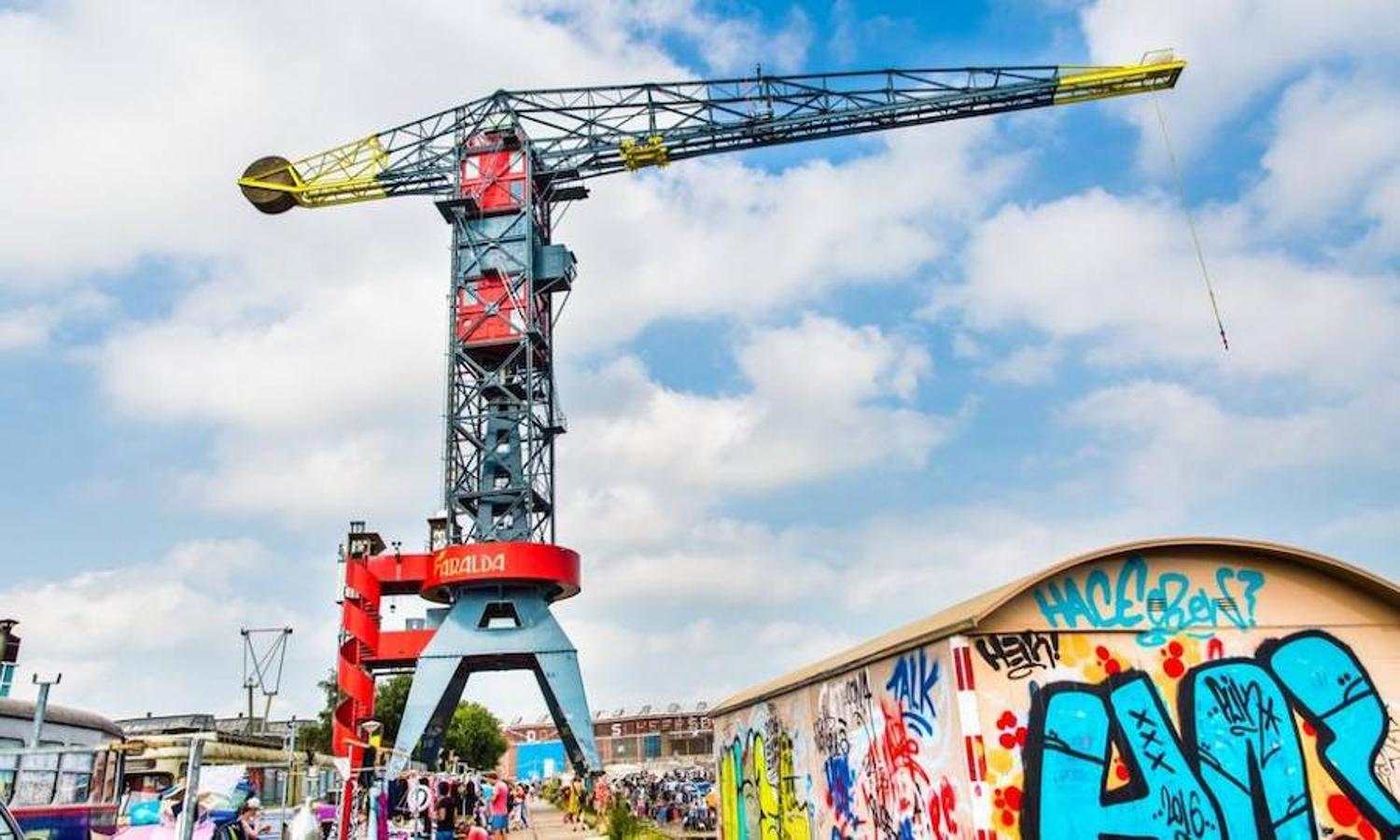 Faralda Crane Hotel (Holanda). Ubicado en la ciudad de Amsterdam, este hotel grúa es una buena opción para vivir una nueva experiencia siempre y cuando no tengas miedo a las alturas. Para los más atrevidos, se ha construido un jacuzzi en la cima. ¡Una pasada! 