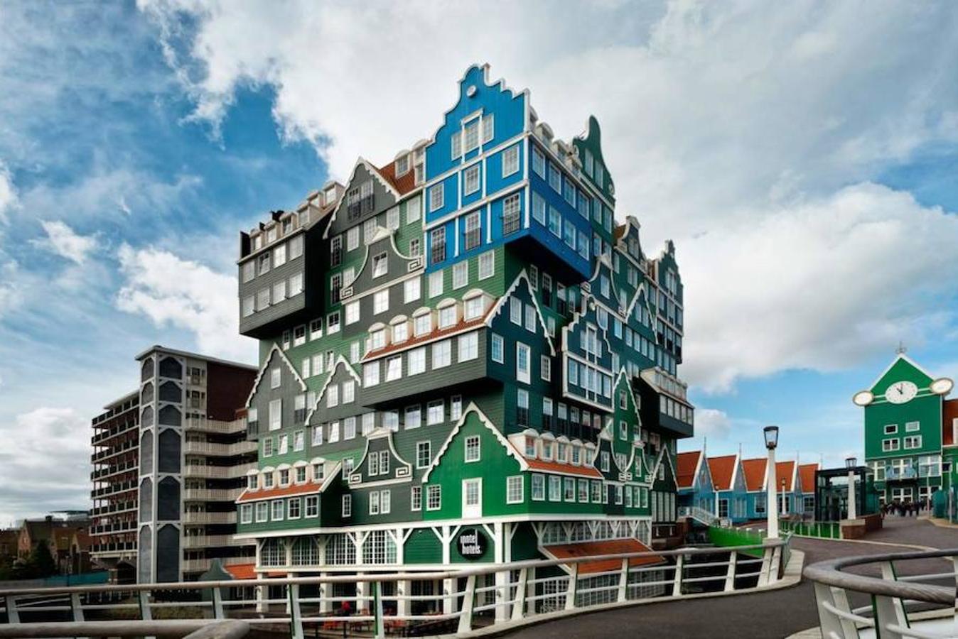 Inntel Hotel Zaandam. Ubicado en Amsterdam, el exterior de este hotel está compuesto por un conjunto de casas holandesas aglomeradas, encajadas de forma anárquica por toda la fachada.