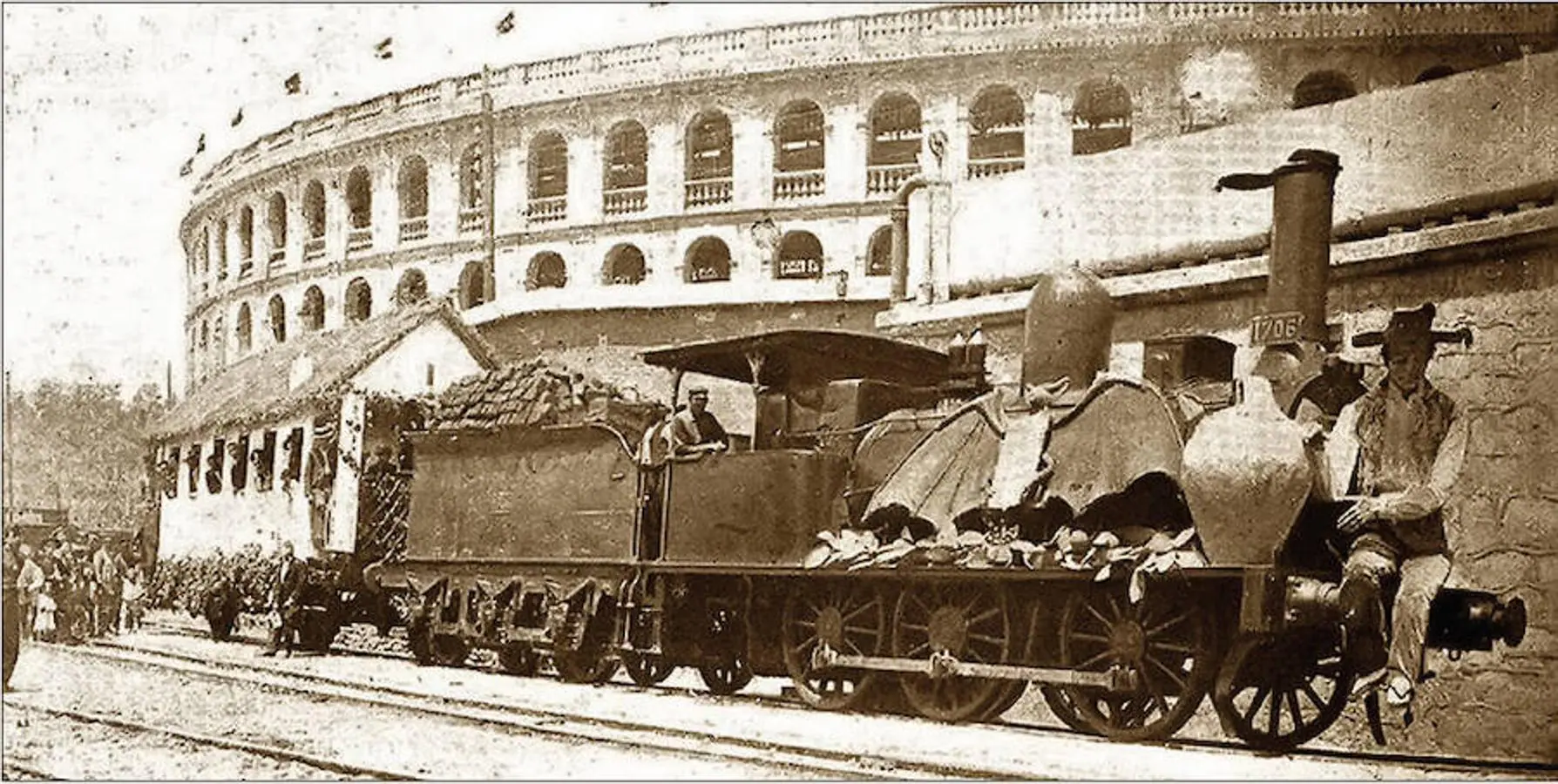 Tren Botijo saliendo de la antigua estación del Norte en dirección a Madrid en julio de 1903. El convoy trataba de promocionar en Madrid la Feria de Julio de Valencia.