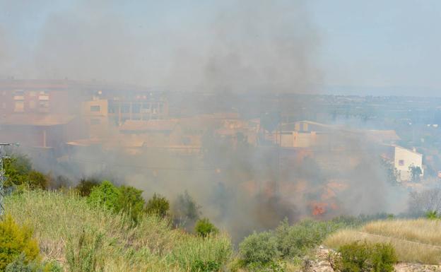 Imagen principal - Un incendio quema una zona de matorral en Chiva