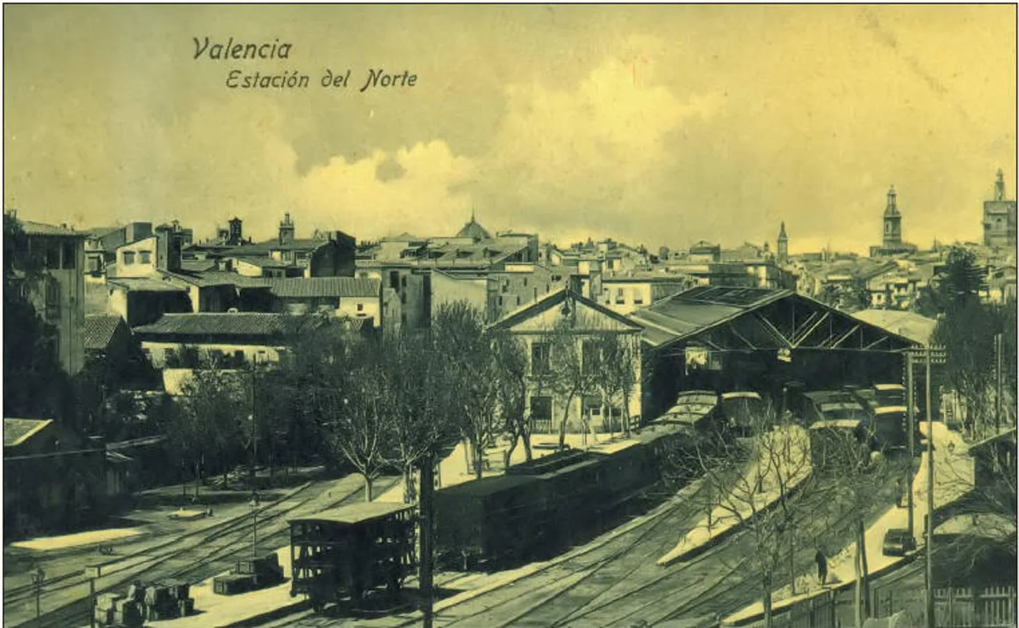 Tarjeta postal hacia 1905. Vista del acceso ferroviario a la estación después de la reforma, con la que se elevó una altura el edificio del ala oeste.