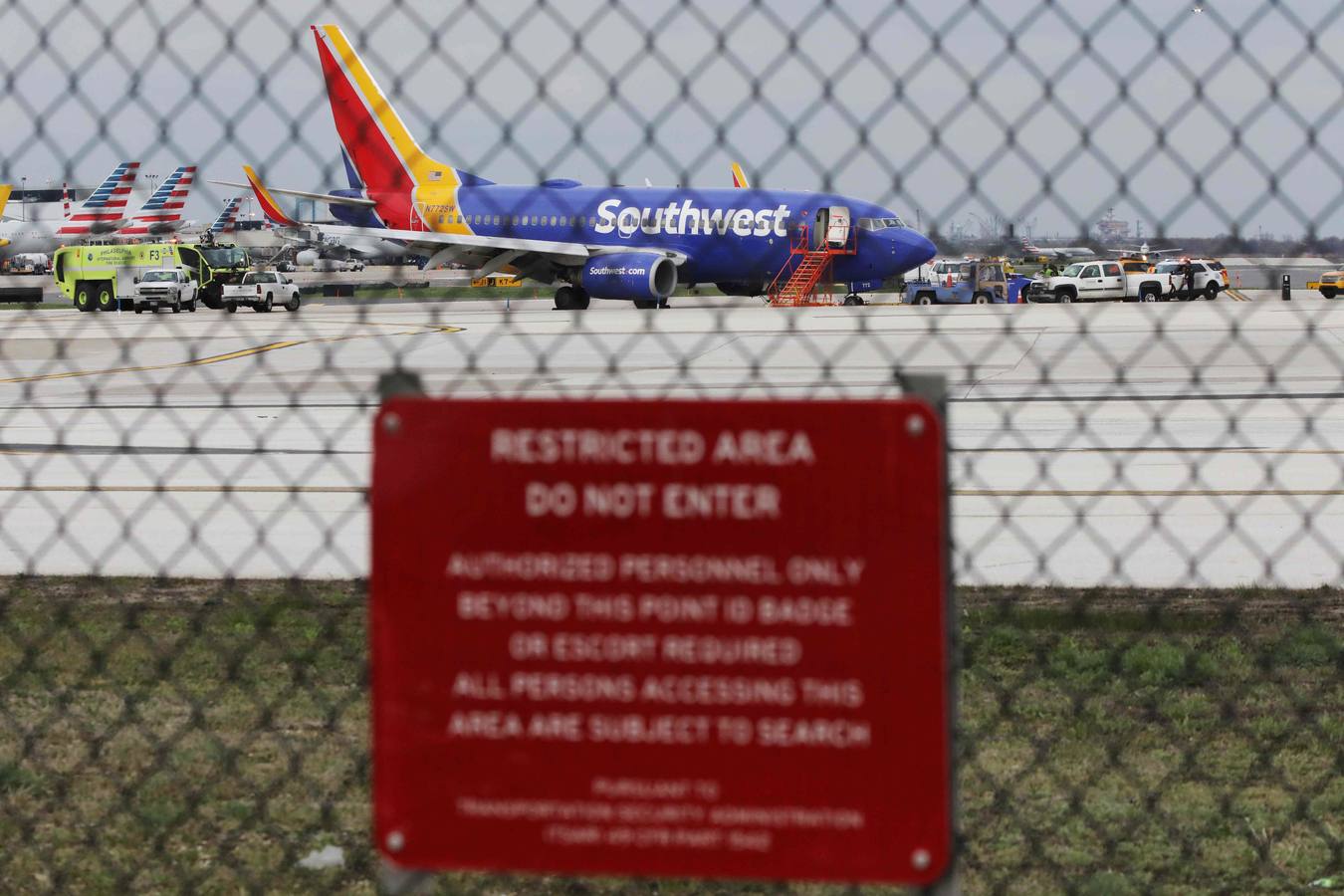 Una pasajera de 43 años murió este martes, 17 de abril, al explotar en pleno vuelo un motor del avión Boeing 737-700 de la compañía Southwest, que tuvo que hacer un aterrizaje de emergencia en Filadelfia mientras iba de Nueva York a Dallas. Los pasajeros evitaron que el cuerpo de la víctima fuera succionado por el hueco que dejó una ventanilla.