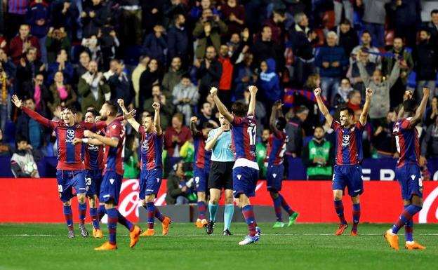 Los jugadores del Levante celebran la victoria.