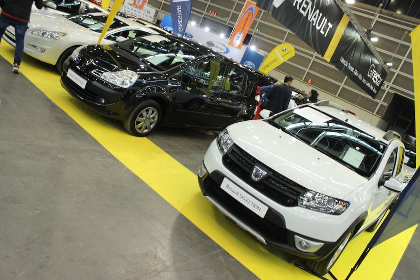 La décima edición de la Feria del Vehículo Selección Ocasión, organizada en dos pabellones de Feria Valencia, ha abierto este jueves sus puertas en una jornada inaugural que ya ha dejado las primeras ventas. Se exponen más de mil coches con descuentos de hasta 12.000 euros. Junto a la oferta comercial, el salón también ha programado una propuesta paralela de actividades y exhibiciones relacionadas con el mundo del motor, así como diferentes áreas de ocio, diversión, juego y restauración. El certamen tendrá sus puertas abiertas hasta el domingo, 22 de abril, en horario de 11 a 20 horas. La entrada individual cuesta tres euros y la doble cinco euros.