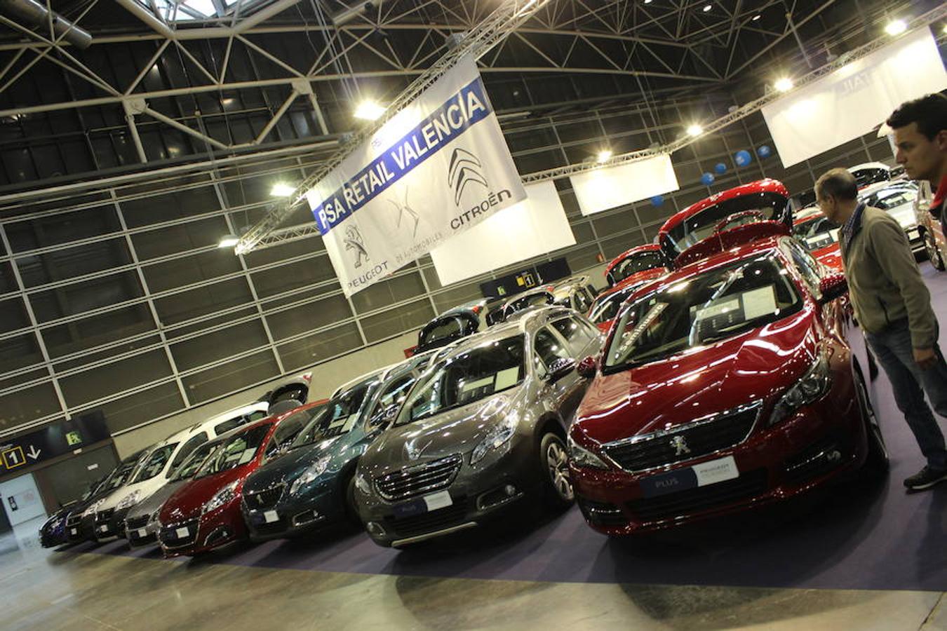 La décima edición de la Feria del Vehículo Selección Ocasión, organizada en dos pabellones de Feria Valencia, ha abierto este jueves sus puertas en una jornada inaugural que ya ha dejado las primeras ventas. Se exponen más de mil coches con descuentos de hasta 12.000 euros. Junto a la oferta comercial, el salón también ha programado una propuesta paralela de actividades y exhibiciones relacionadas con el mundo del motor, así como diferentes áreas de ocio, diversión, juego y restauración. El certamen tendrá sus puertas abiertas hasta el domingo, 22 de abril, en horario de 11 a 20 horas. La entrada individual cuesta tres euros y la doble cinco euros.