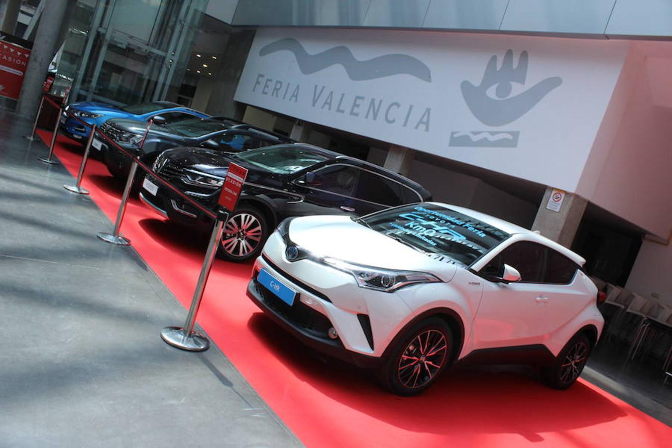 La décima edición de la Feria del Vehículo Selección Ocasión, organizada en dos pabellones de Feria Valencia, ha abierto este jueves sus puertas en una jornada inaugural que ya ha dejado las primeras ventas. Se exponen más de mil coches con descuentos de hasta 12.000 euros. Junto a la oferta comercial, el salón también ha programado una propuesta paralela de actividades y exhibiciones relacionadas con el mundo del motor, así como diferentes áreas de ocio, diversión, juego y restauración. El certamen tendrá sus puertas abiertas hasta el domingo, 22 de abril, en horario de 11 a 20 horas. La entrada individual cuesta tres euros y la doble cinco euros.