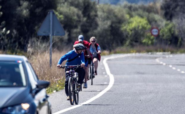 Varios ciclistas en una carretera de Mallorca.